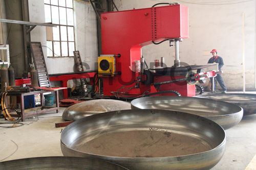 工作中的數(shù)控壓鼓機(jī)